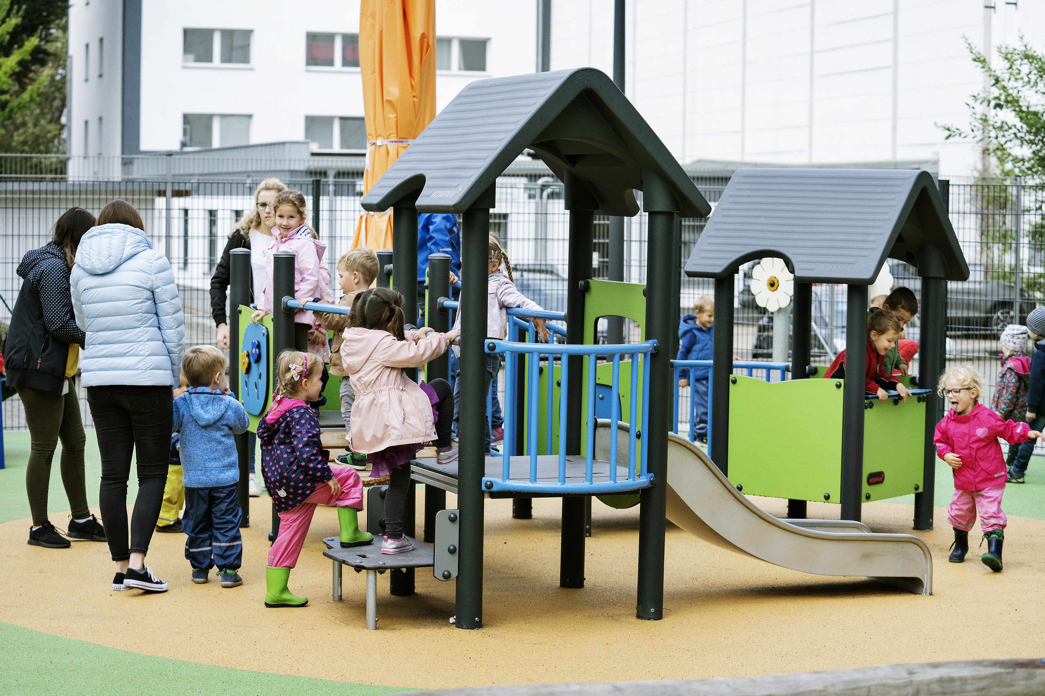 PCMxxx moments-mini-play-tower with-children Duren DE