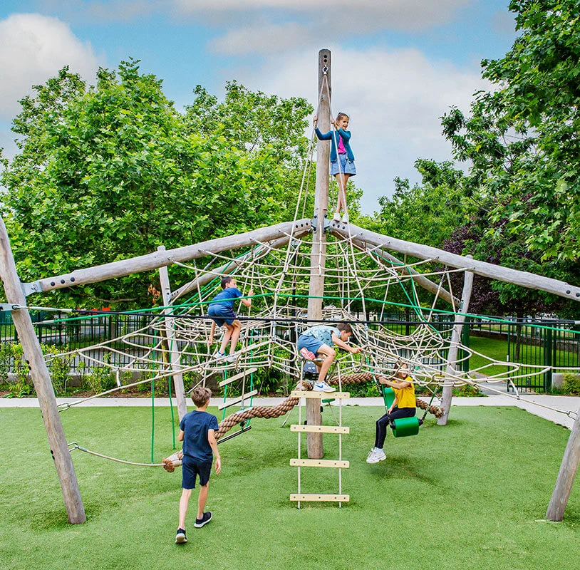 natürlicher Spielplatz kletterparcours aus Holz für Kinder Referenzbild