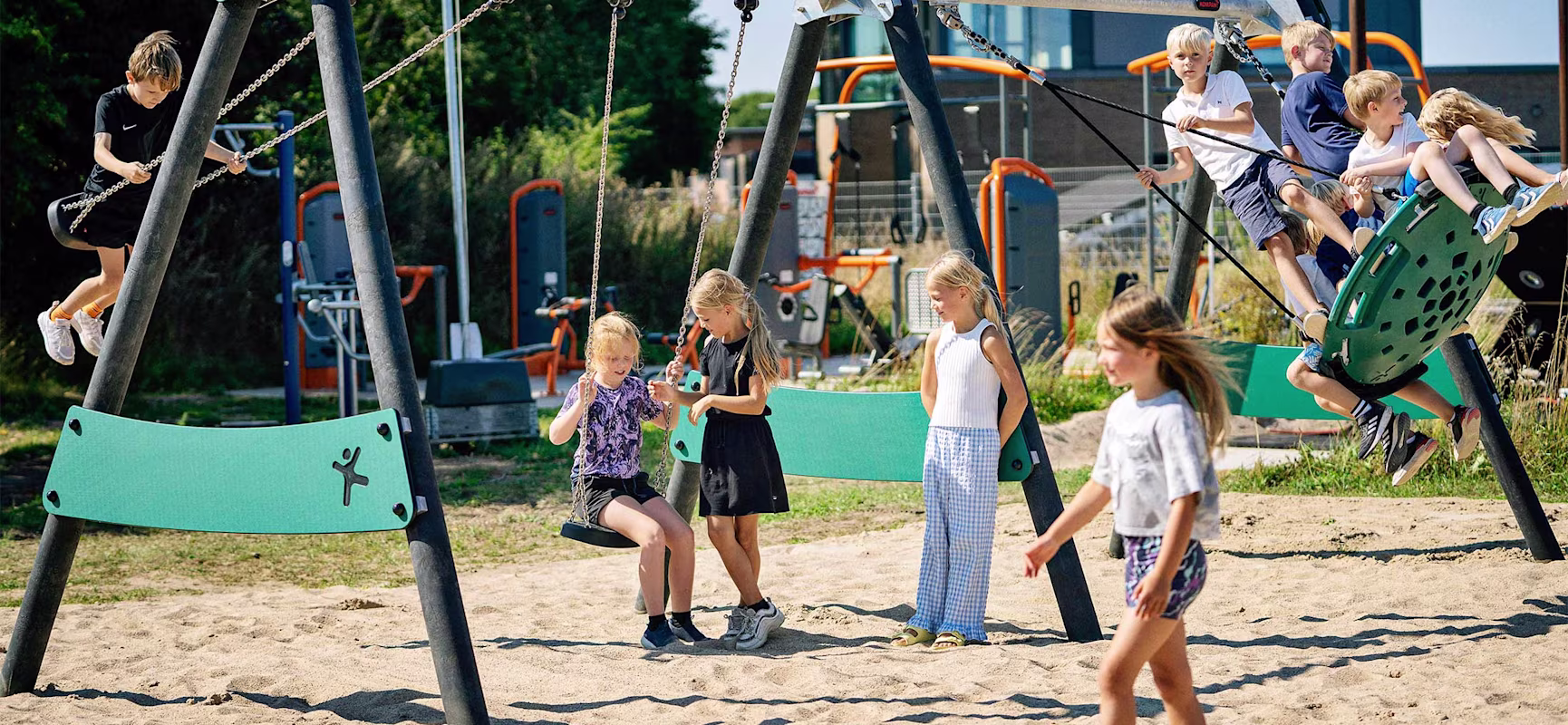Niños en un parque infantil con columpios