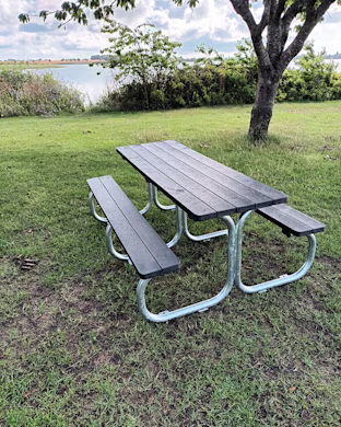 Återvunna parkmöbler - image