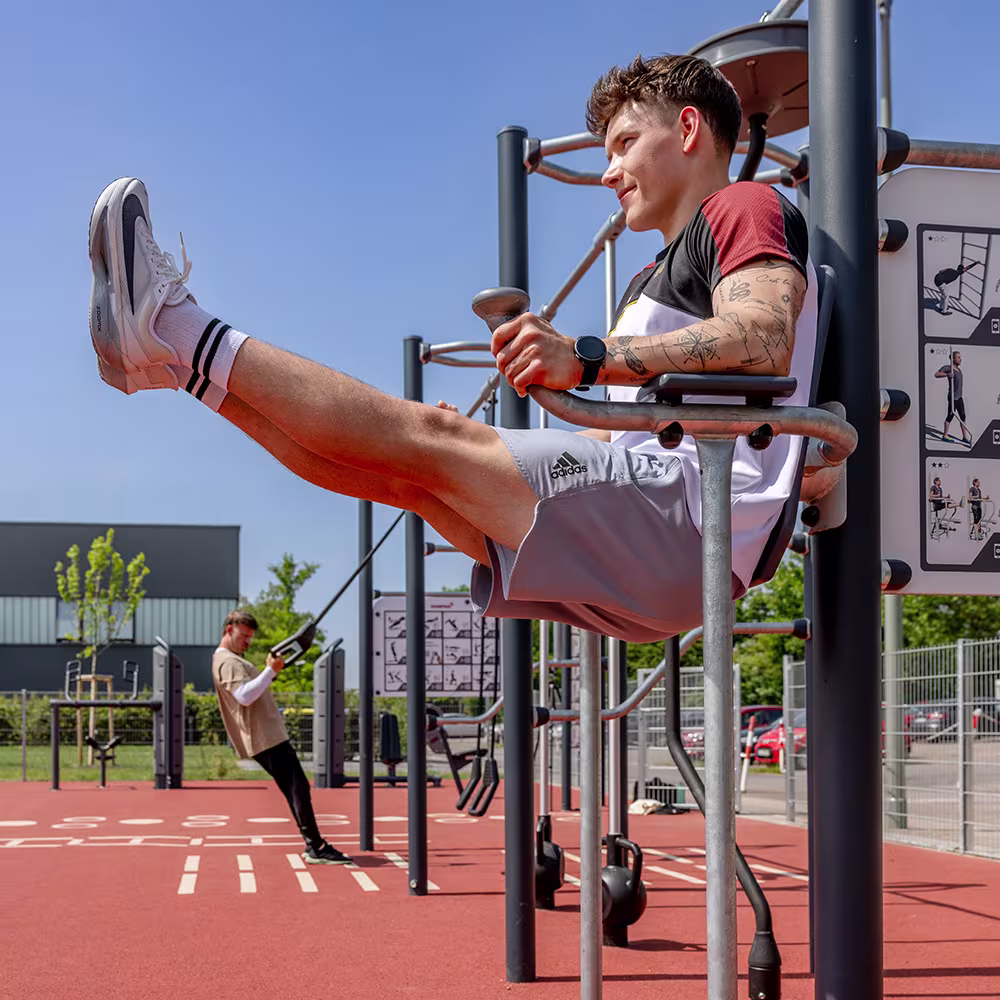 Turner Maxim Kovalenko trainiert an einem Fitnessgerät für Crosstraining