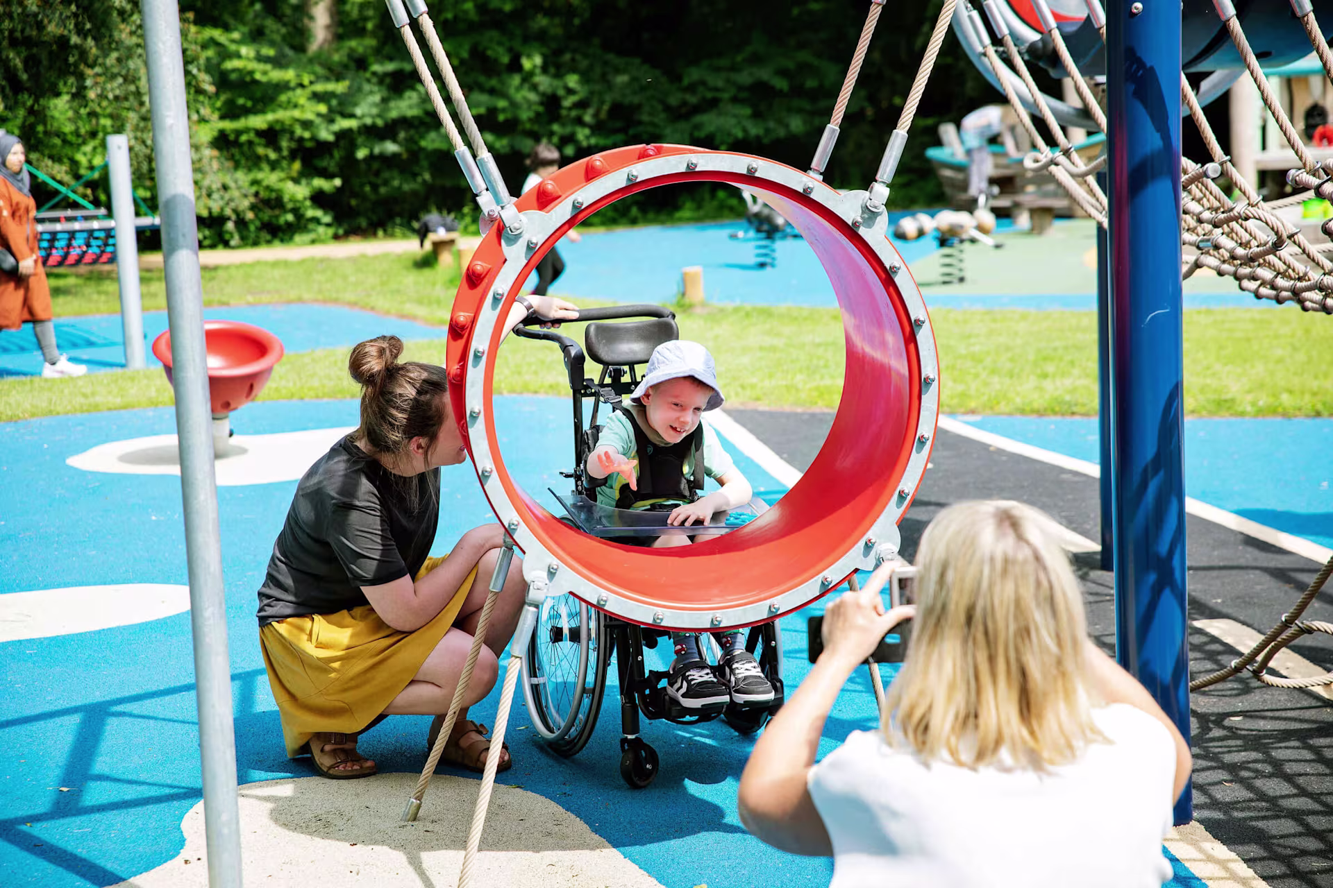 gutt i rullestol som leker på sensoriske lekeapparater