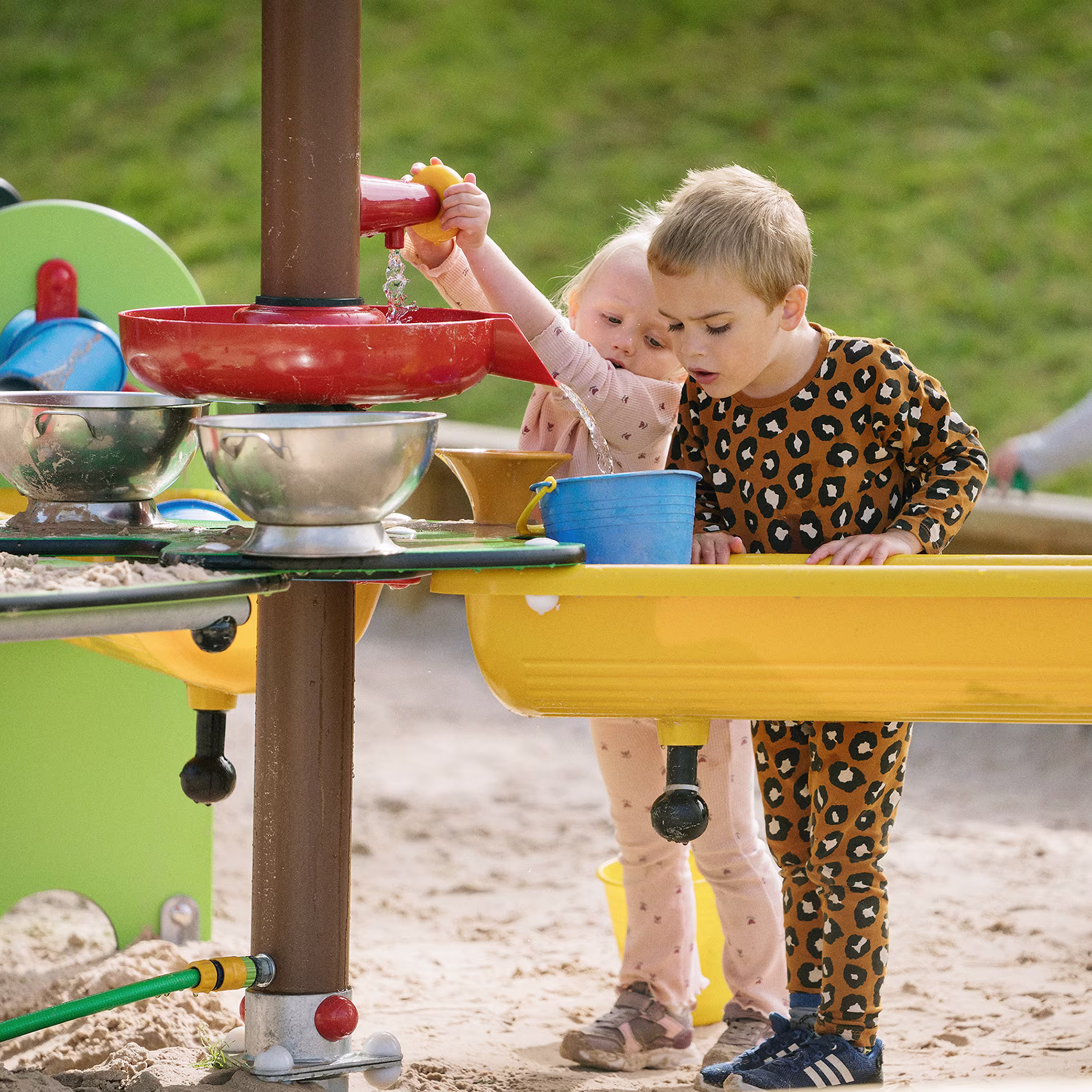 pojke i rullstol med assistenter som leker med sensorisk lekutrustning