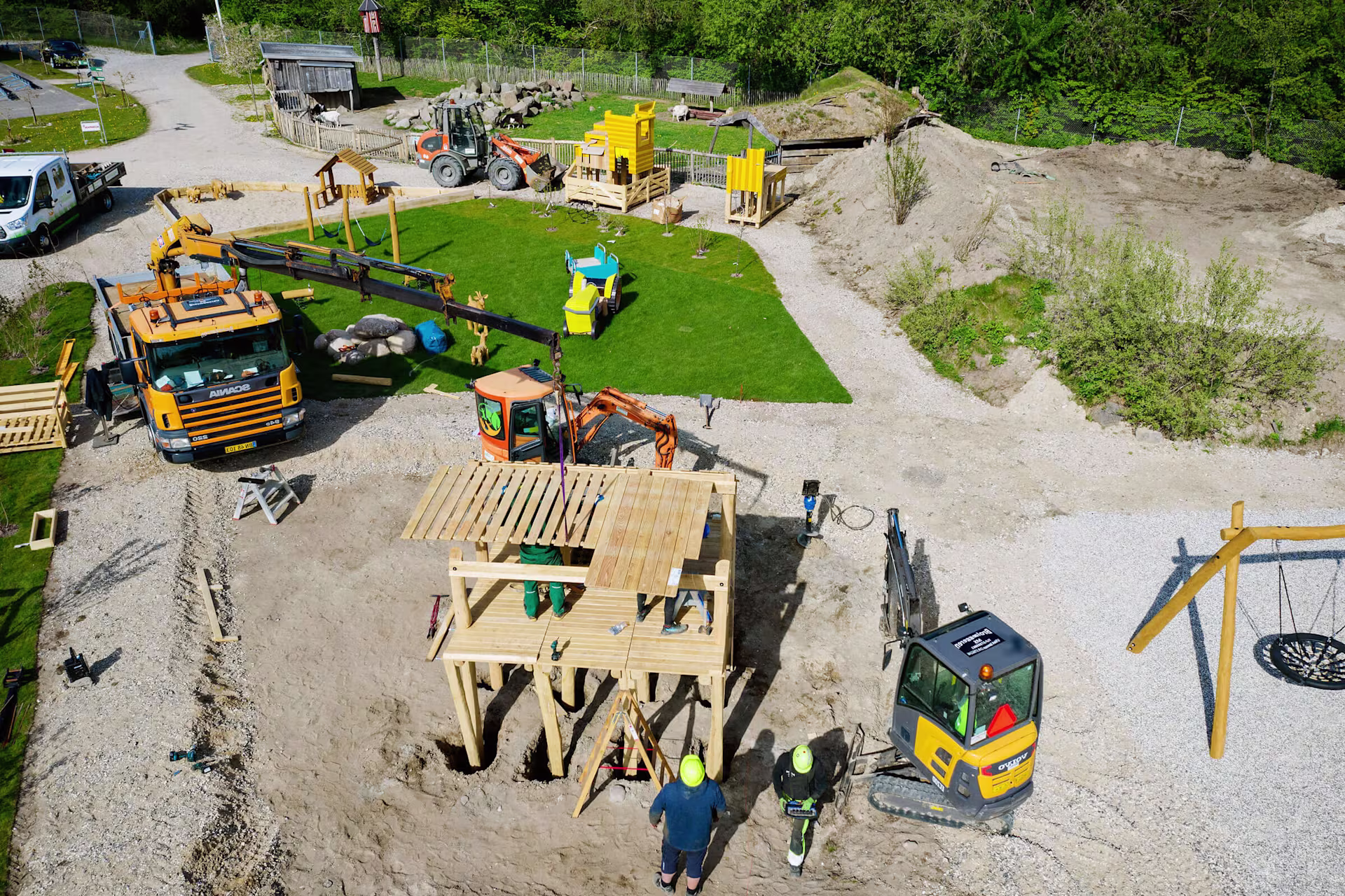 Foto realizada con dron de la instalación de un parque infantil comercial