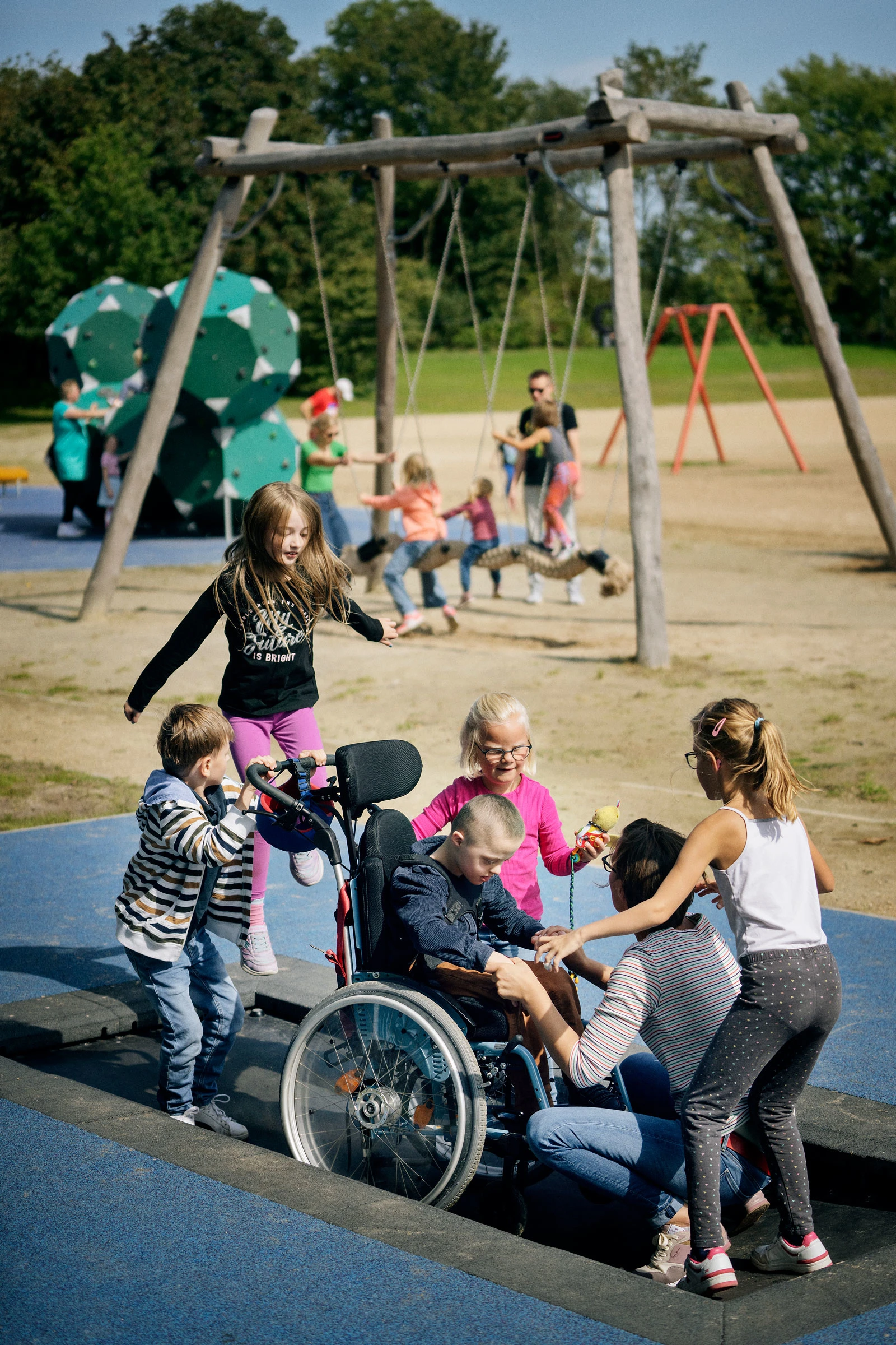 Kinder, die auf einem Spielplatz in Frankreich an einer Musikspielwand spielen