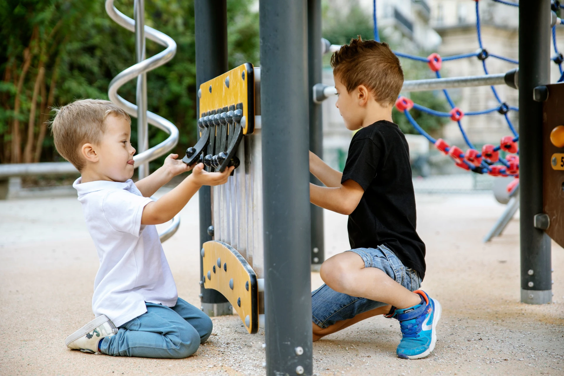 Bambini che giocano su attrezzature musicali in un parco giochi in Francia