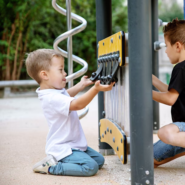 børn leger på musikalske legeredskaber på en legeplads i Frankrig