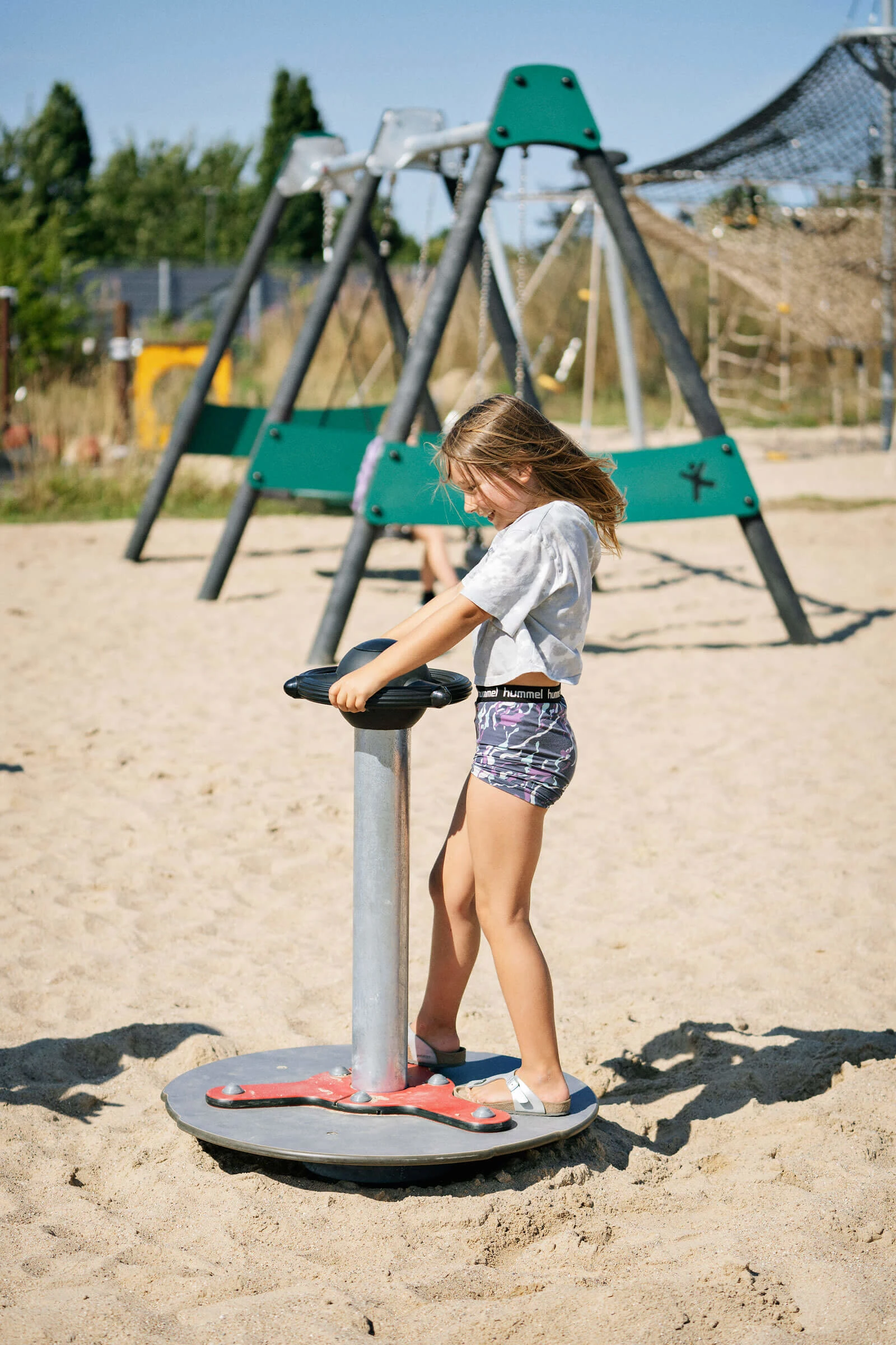 Proper hand support for spinning playground equipment