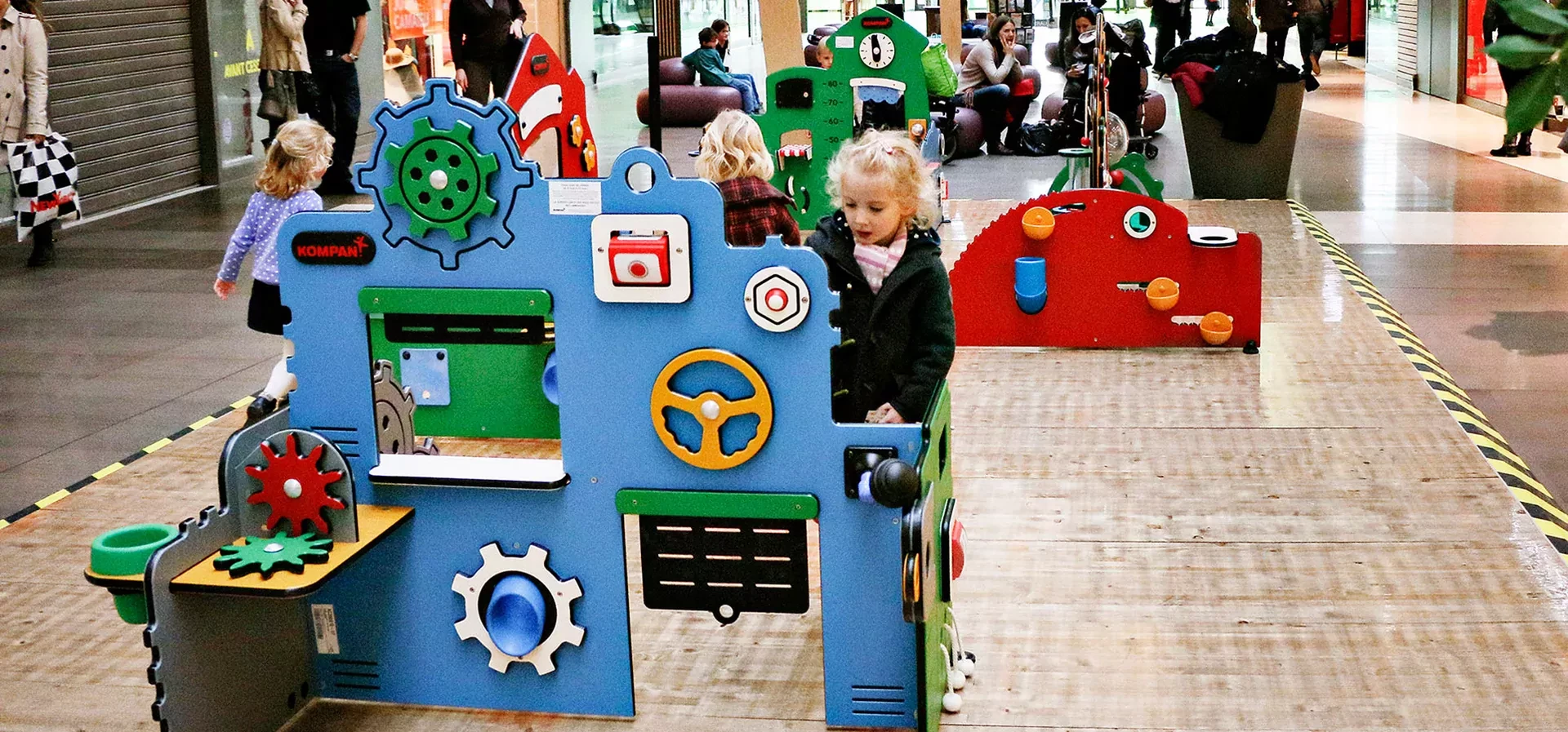barn som leker inomhus i ett köpcentrum på service- och verkstadsstation för småbarn