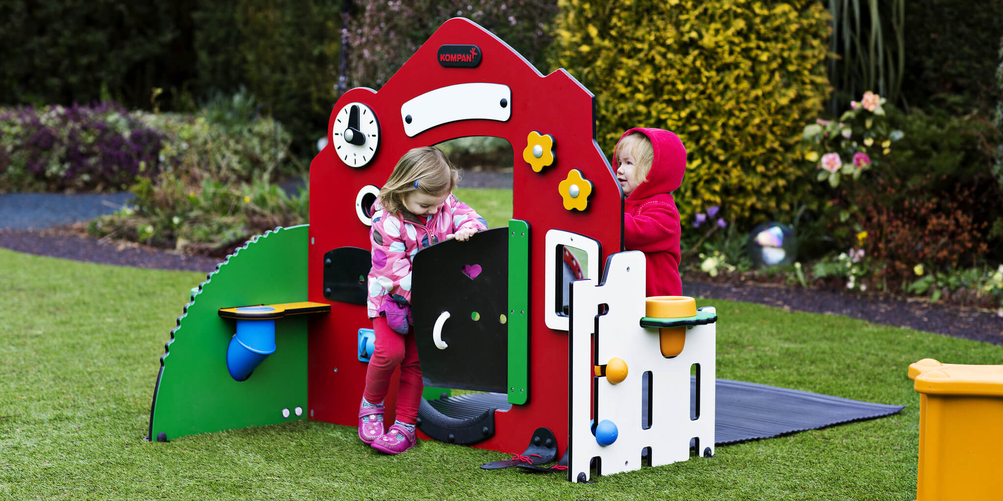 children playing indoor at a mall on service and workshop toddler station