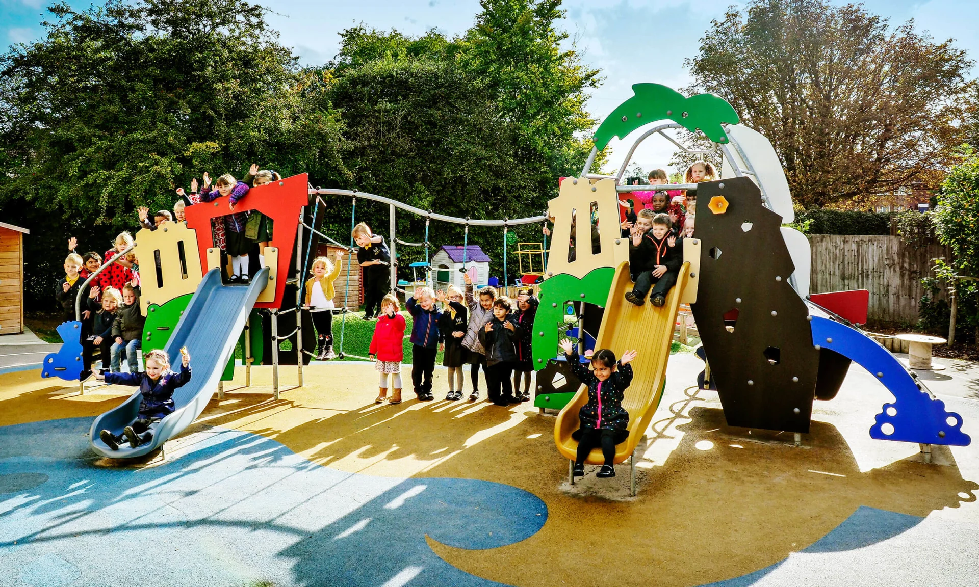 Kinder spielen auf der Kindergartenanlage der Boothville Grundschule