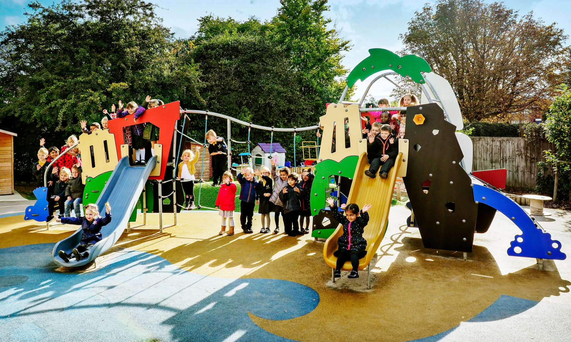 Enfants jouant sur la structure du jardin d'enfants à l'école primaire de Boothville