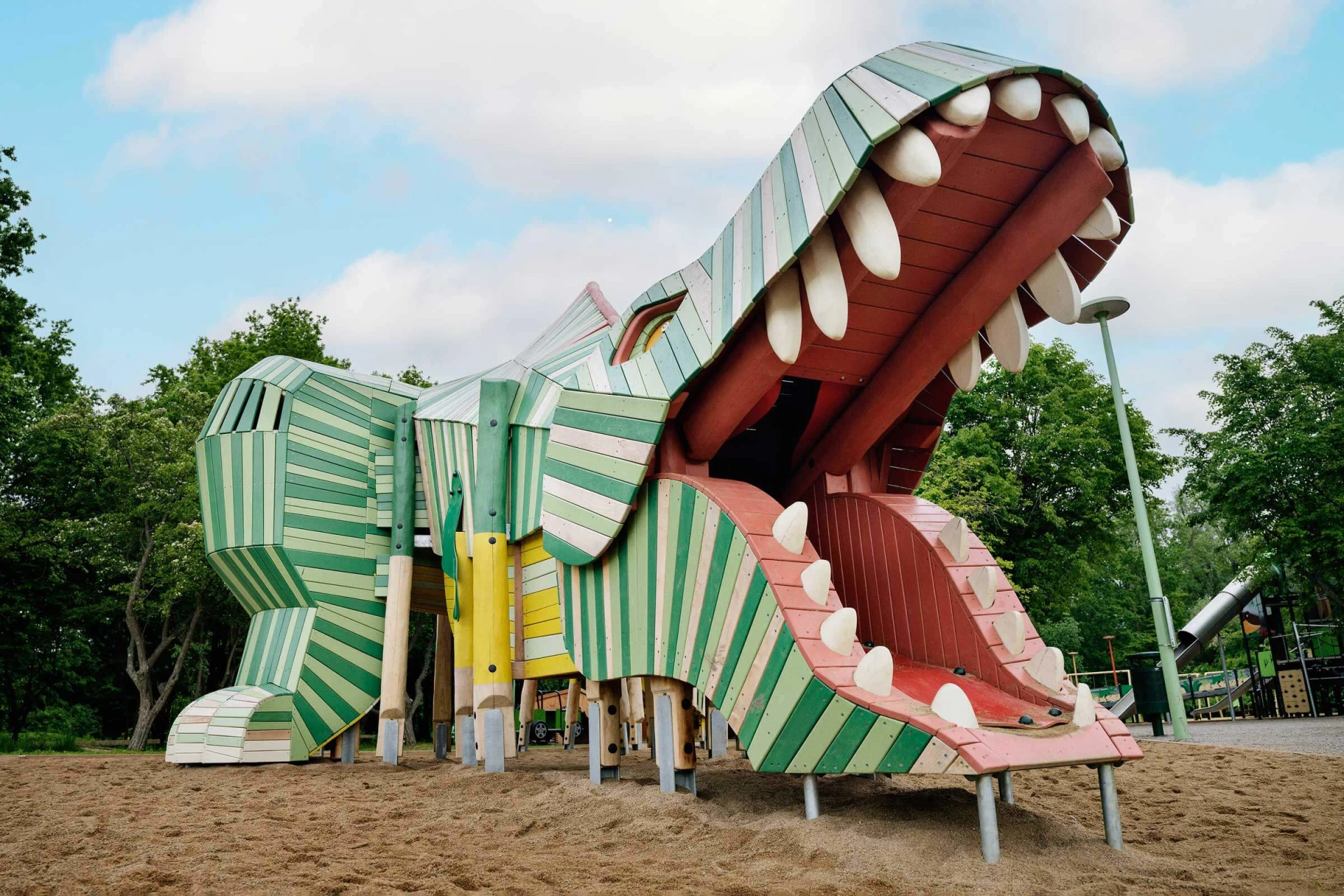 Dinosaurie T-rex på lekplats i Helsingborg