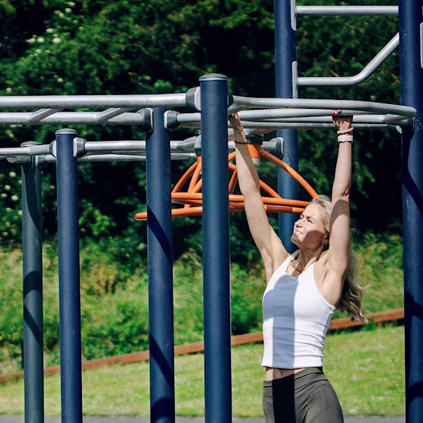 mujer haciendo ejercicio en un gimnasio al aire libre