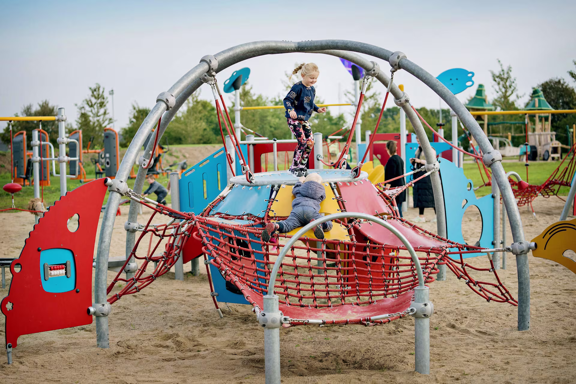 Barn som leker på lekeplassens klatrekuppel