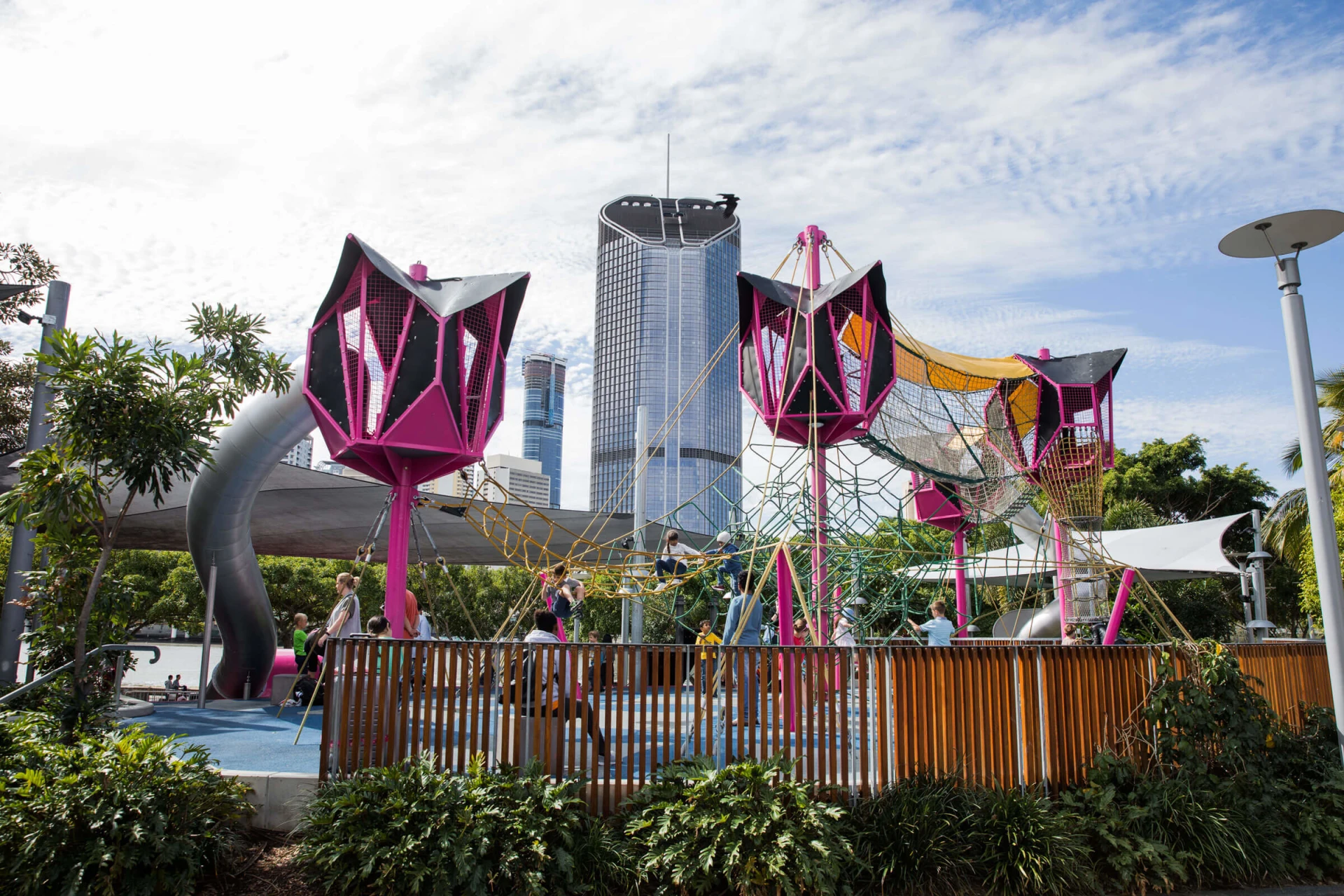 Zona de juegos de cuerda rosa en Riverside Green, Brisbane