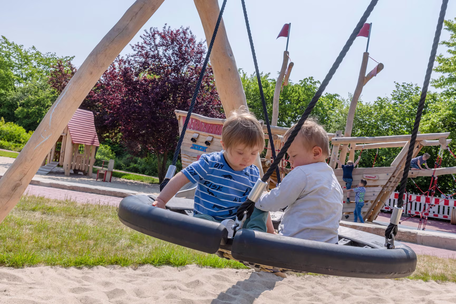 Mädchen im Rollstuhl spielt an sensorischen Spielelementen 