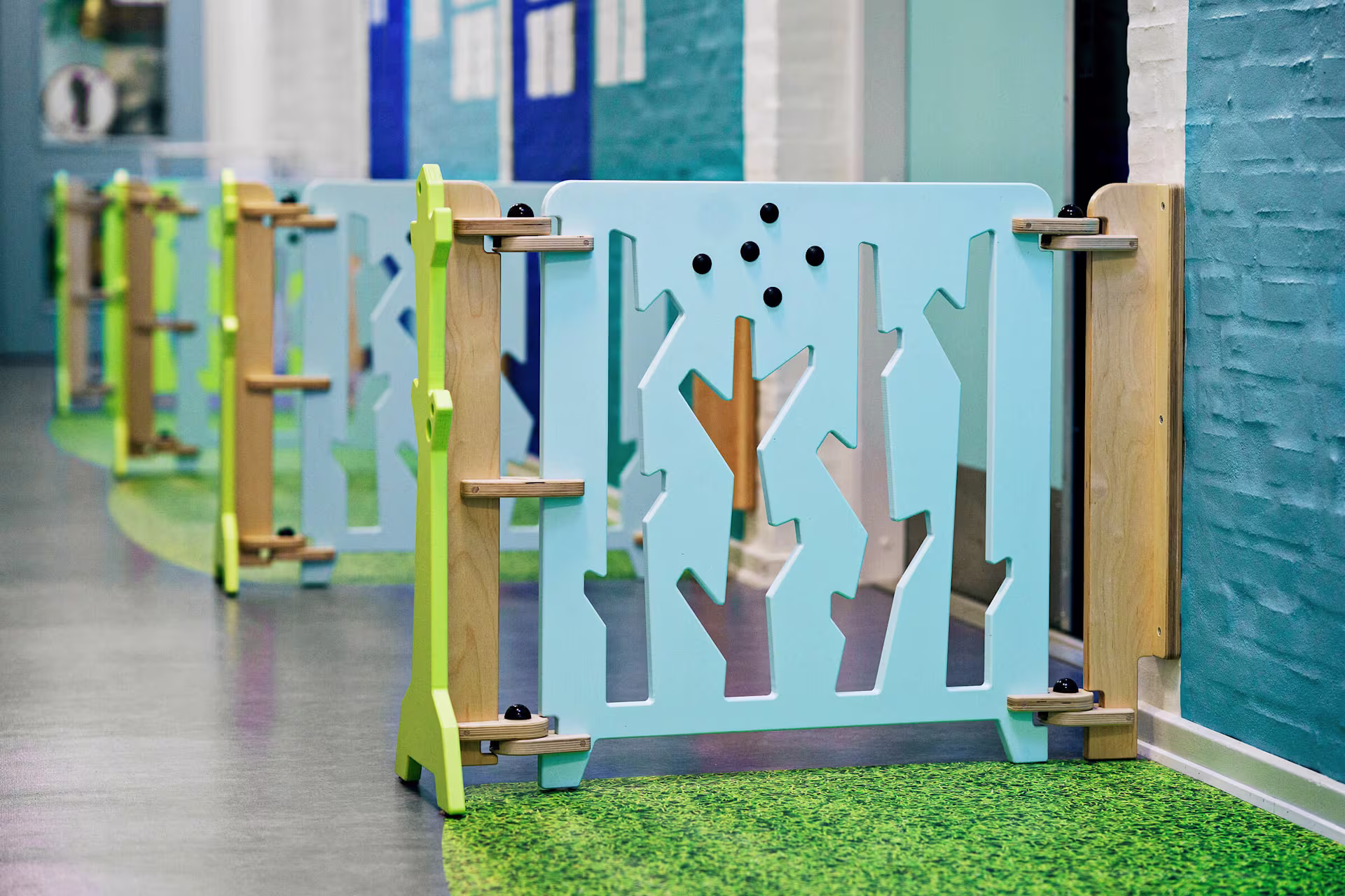 Børn leger på børnehavens legeredskaber i træ