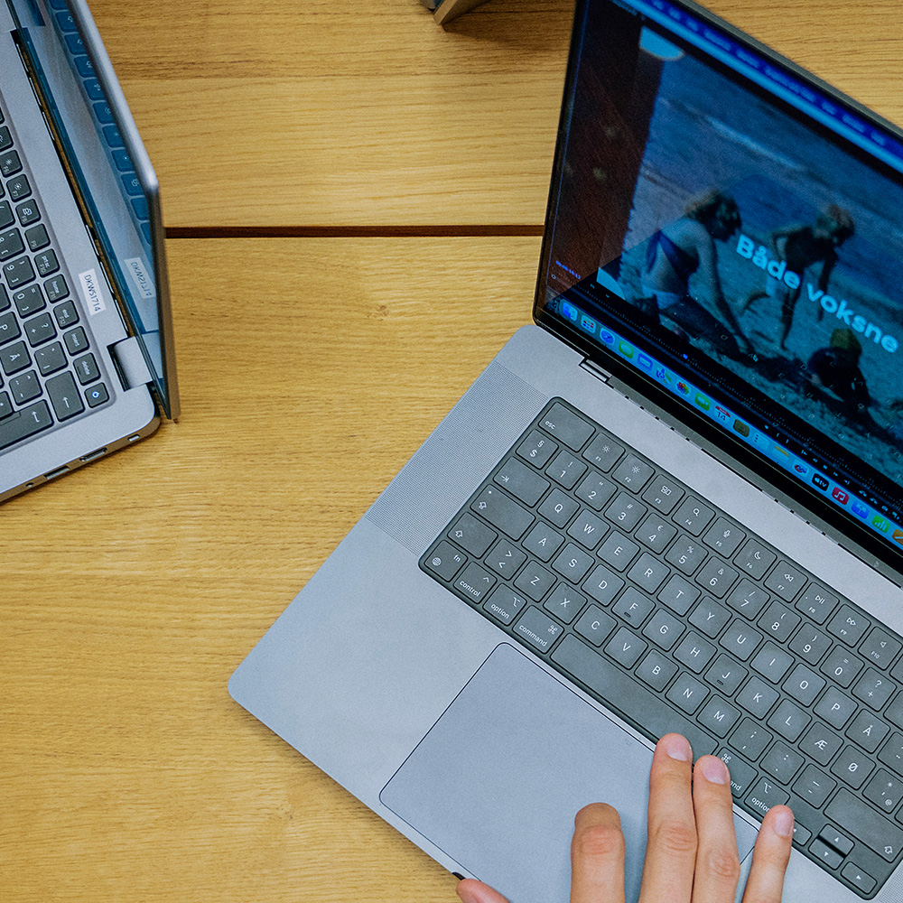 Hände an einer Laptop Tastatur