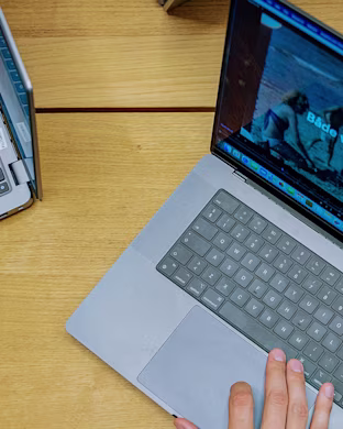 Hände an einer Laptop Tastatur