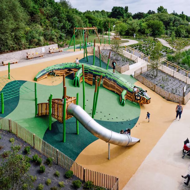 보이드 힐 자연 보호 구역에서 놀이터를 이용하는 소녀