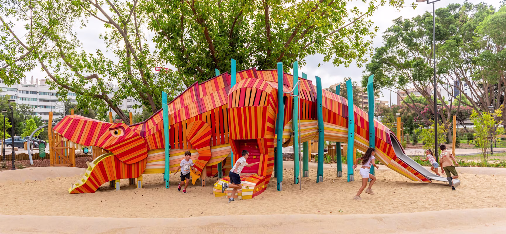 Escultura de dinosaurio de madera personalizada en colores rojo y naranja
