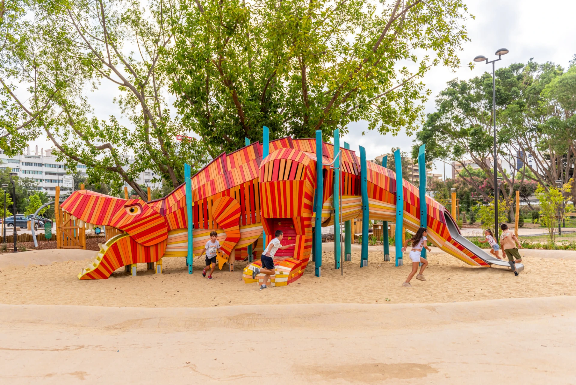 Escultura de dinosaurio de madera personalizada en colores rojo y naranja