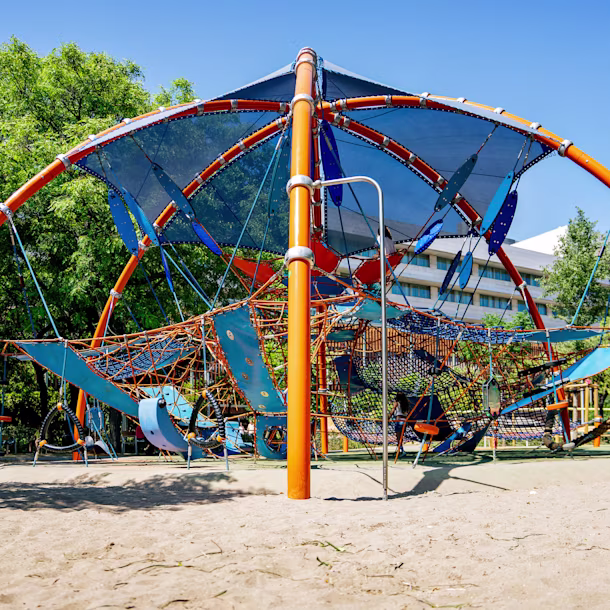 Kinder auf einer Giant-Arena