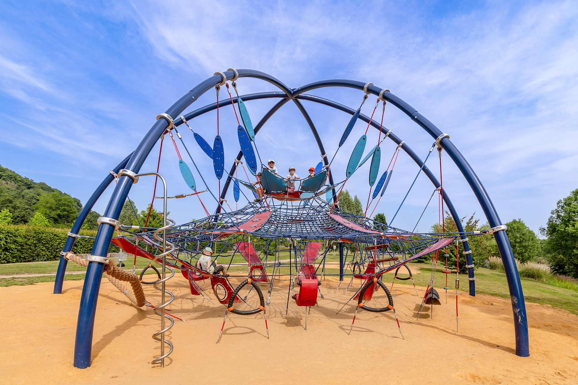 Kinder auf dem Kletternetz Giant-Arena in Beckingen, Deutschland