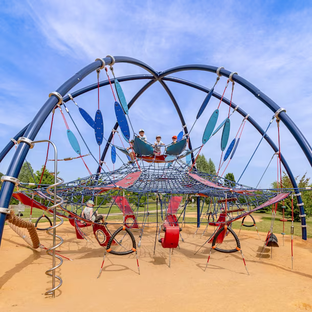 Kinder auf dem Kletternetz Giant-Arena in Beckingen, Deutschland