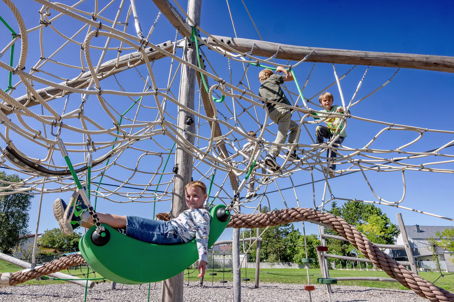 Kinder spielen auf dem Seilspielgerät Dschungel Arena in Wien, Österreich