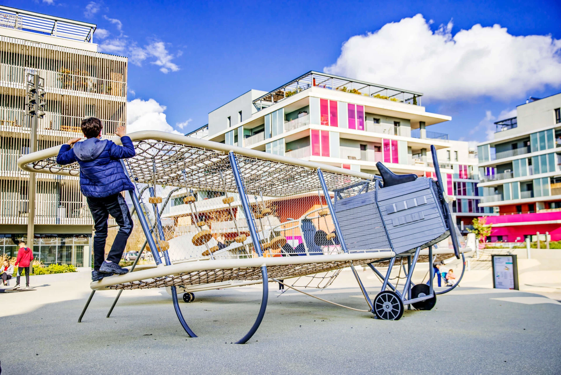 pojke i skolåldern klättrar på vinge på skräddarsytt lekplatsplan i Montaudran Toulouse