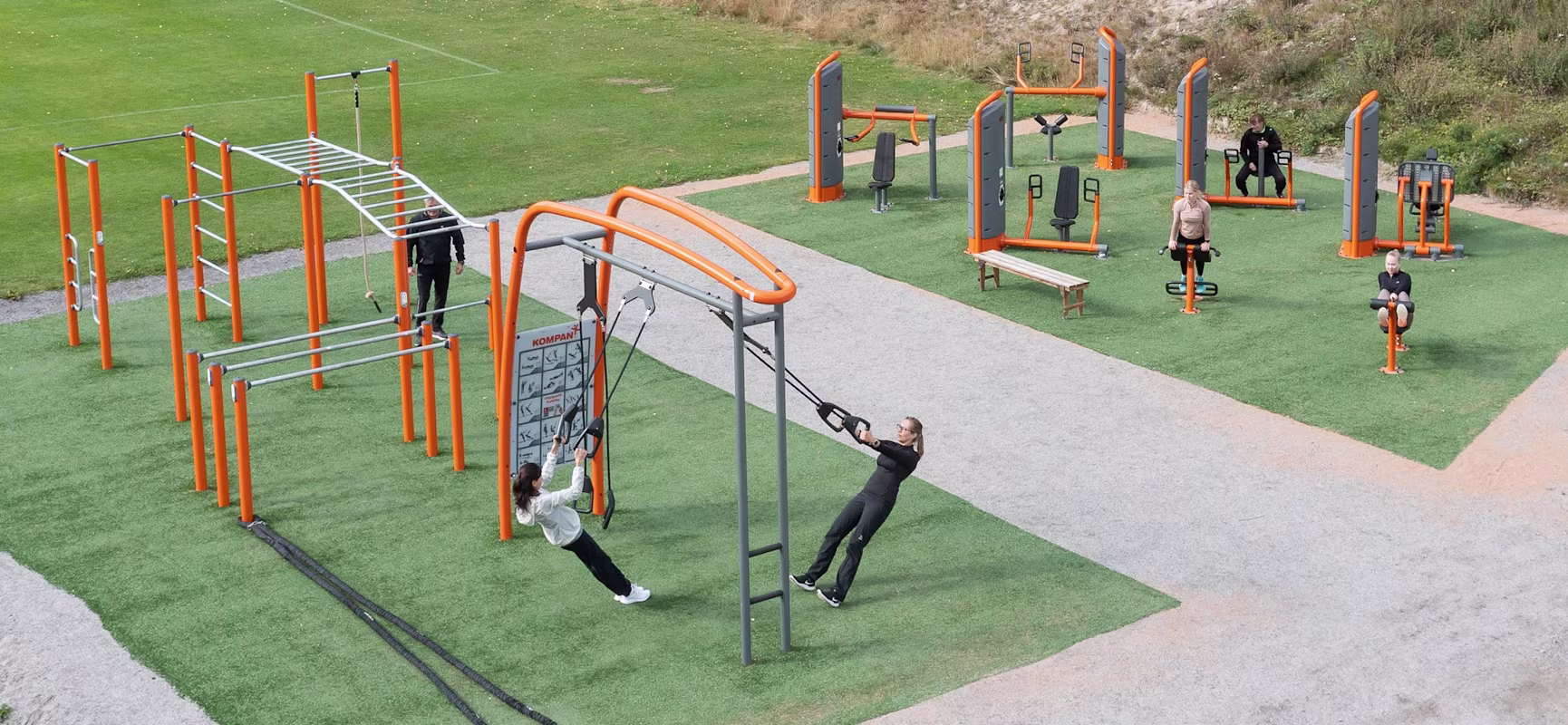 site de fitness en plein air pour différents utilisateurs. Équipement de force et de street workout.