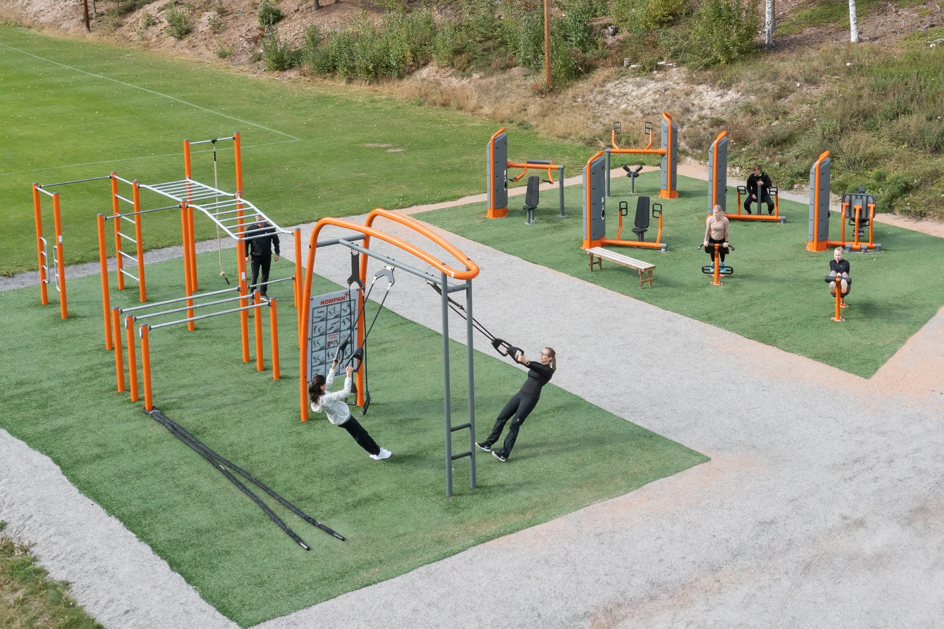 Outdoor-Fitnessplatz für verschiedene Nutzer. Kraft- und Street Workout-Geräte