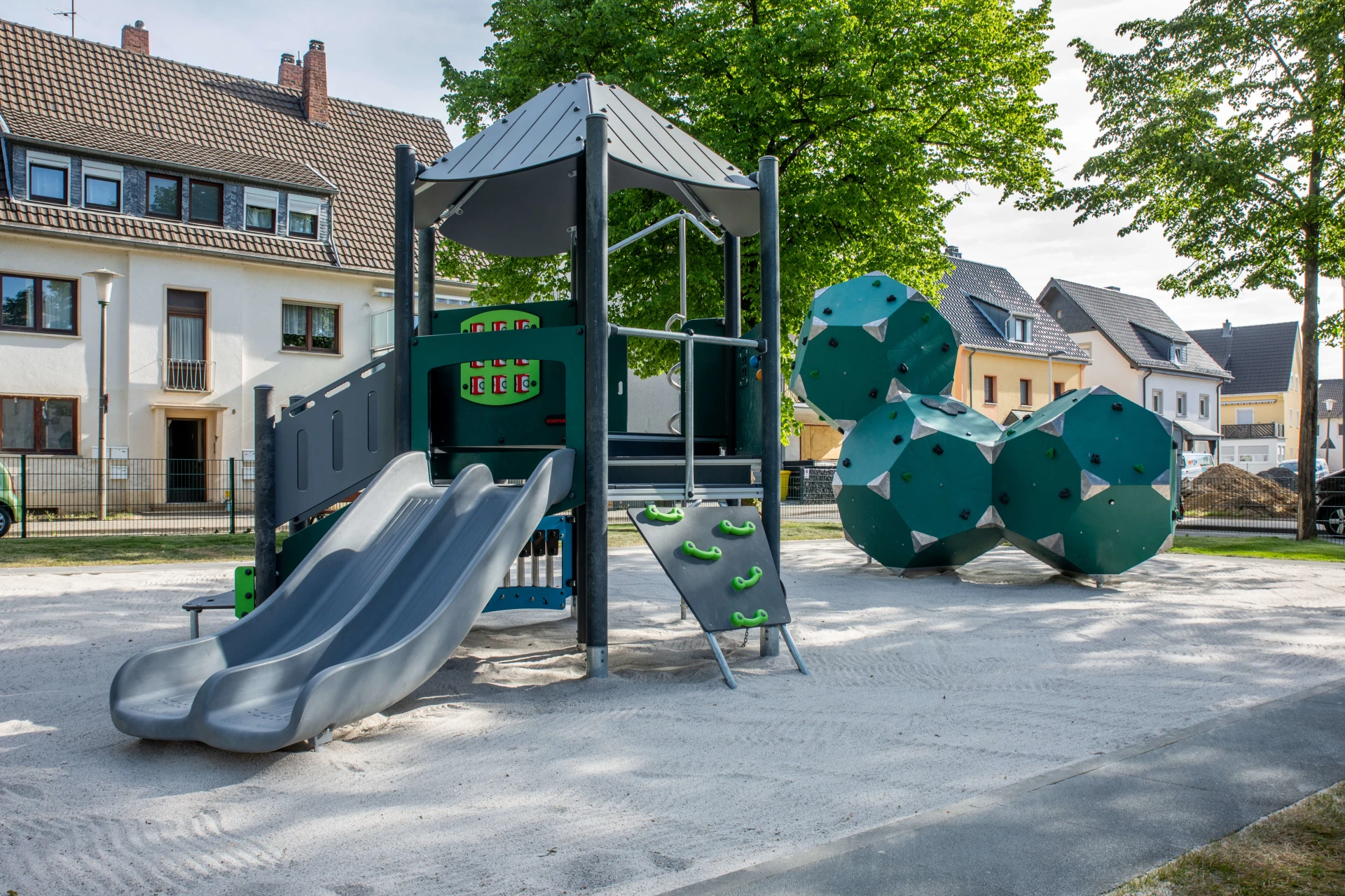 Aire de jeux en déchets de post-consommation recyclés après une inondation à Bad Neuenahr - Ahrweiler