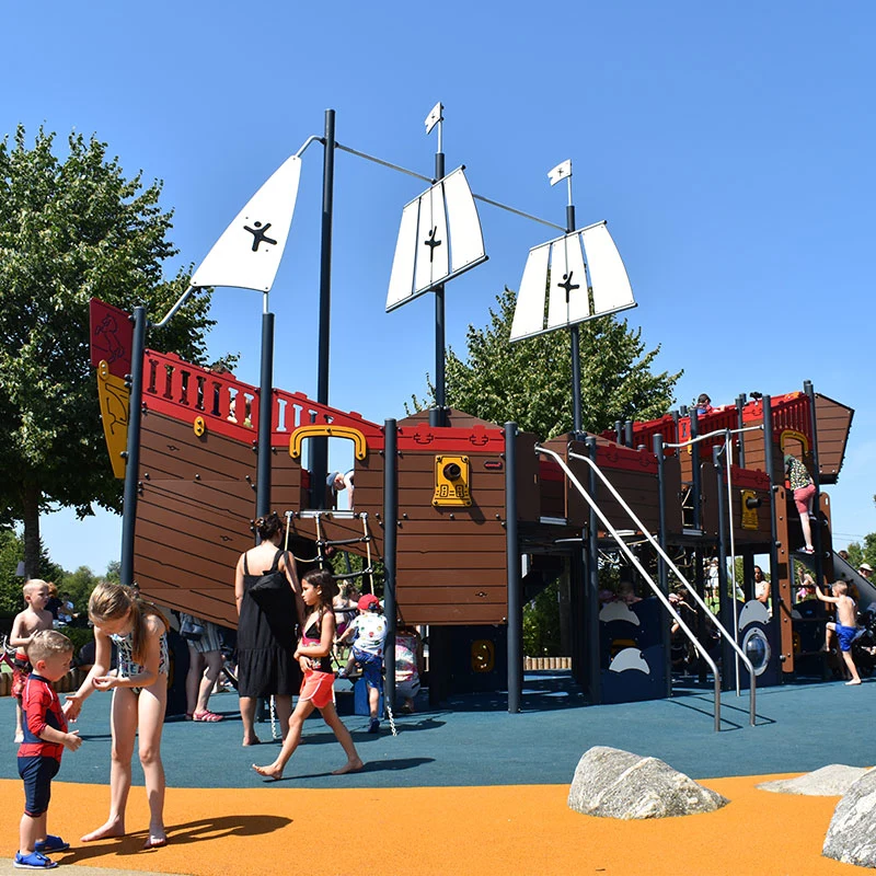Barn leker på en lekplats med piratskepp i en offentlig park