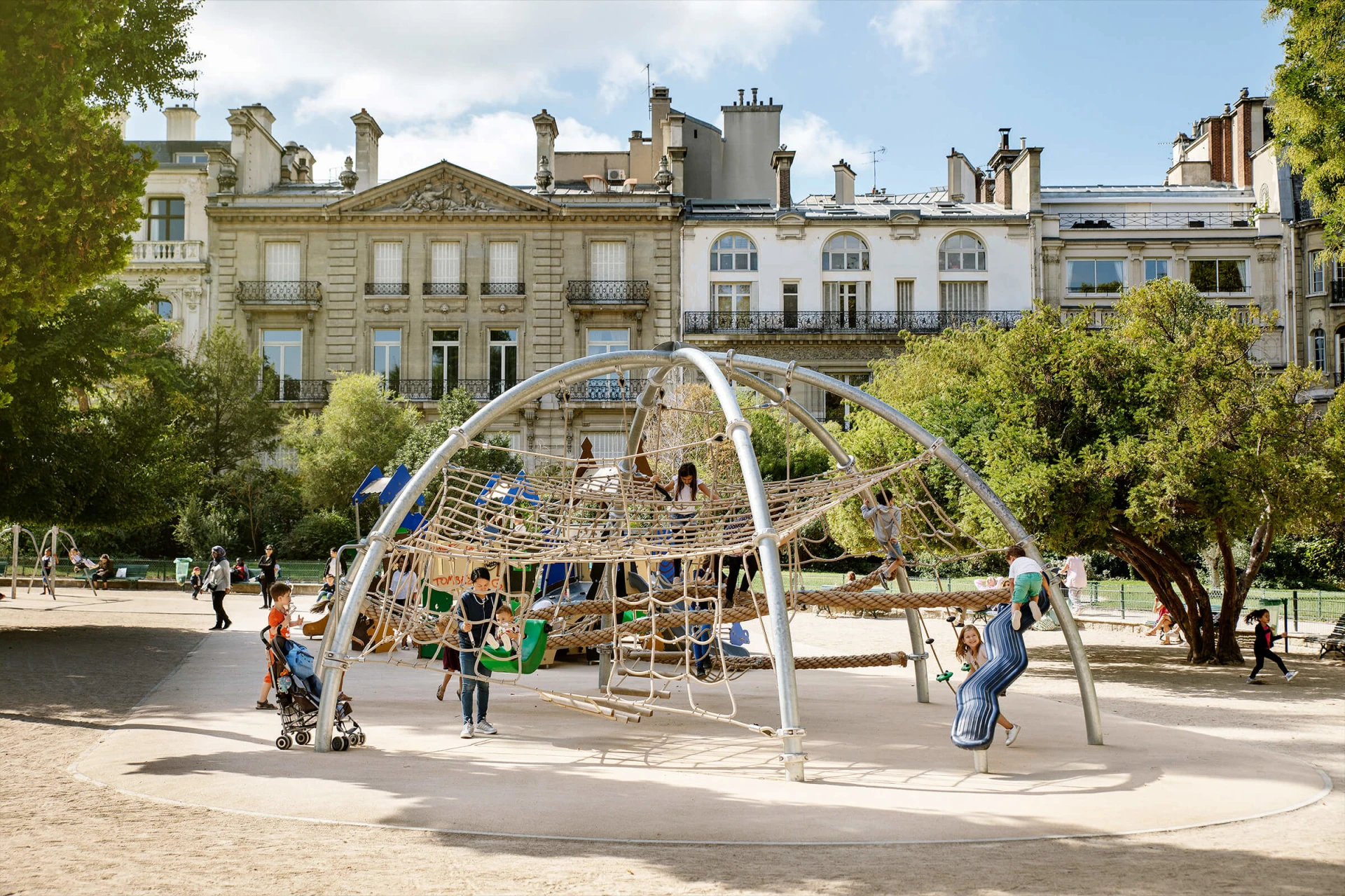 Childern climbing on af playground climbing dome at Parc Monceau