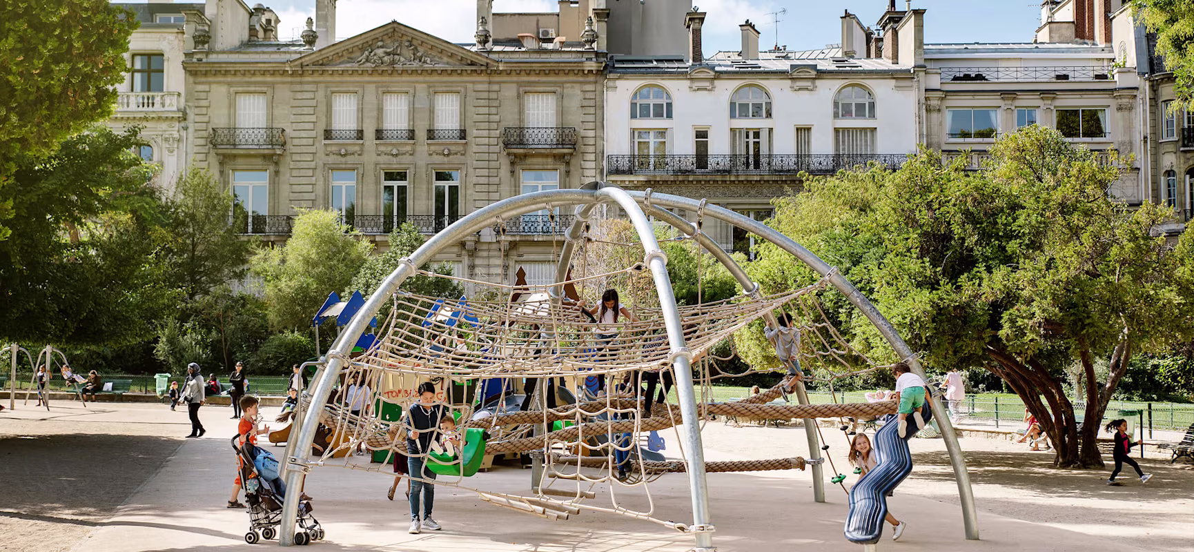 モンソー公園のクライミングドームを登る子どもたち