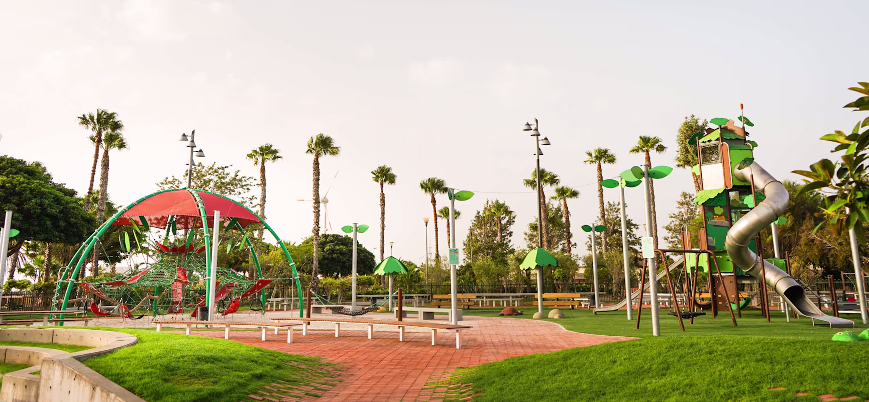 una zona de juegos con torres y equipos de escalada en un parque