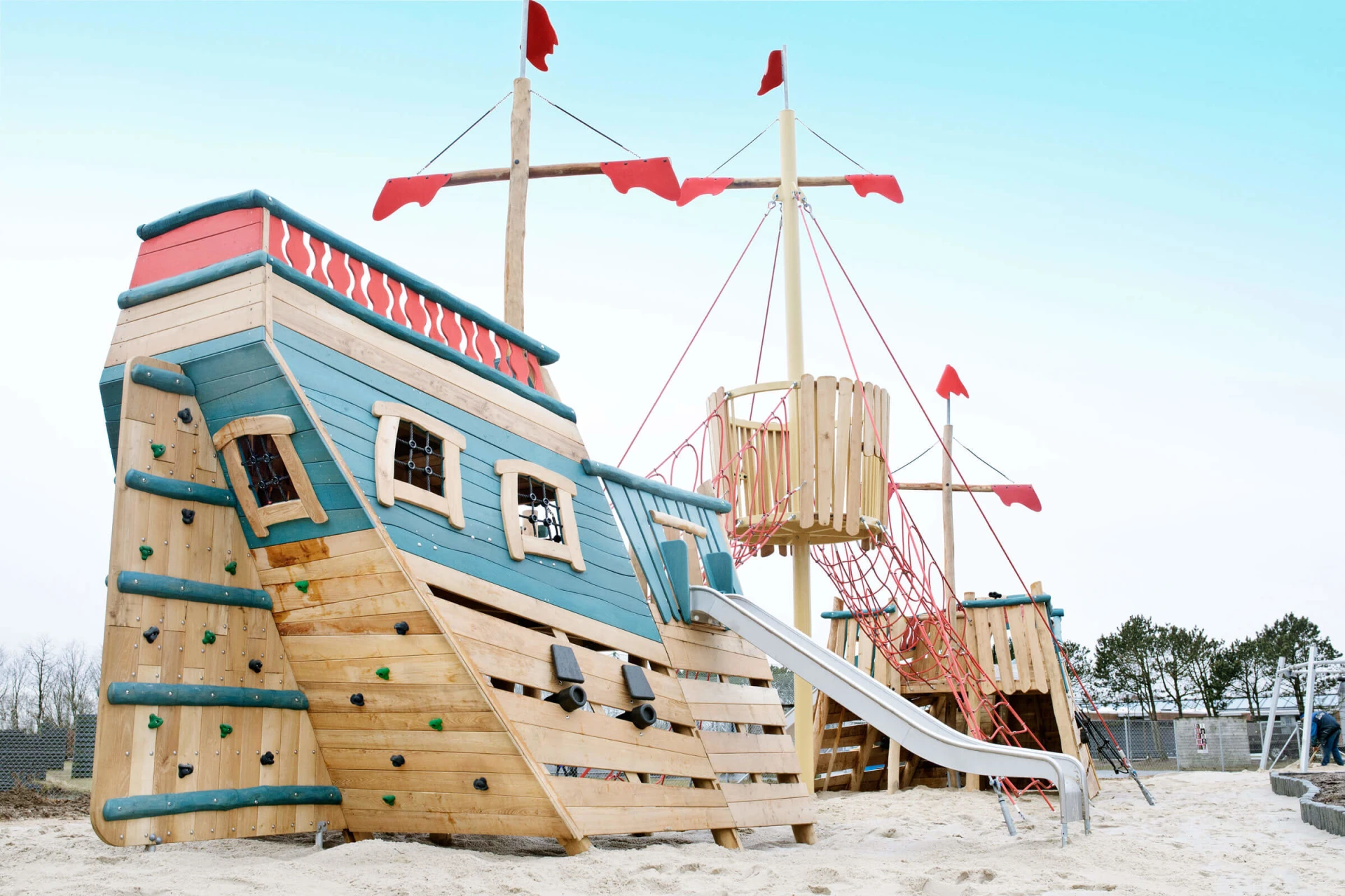 Den store robinia skibskonstruktur hvorpå børn og voksne leger.