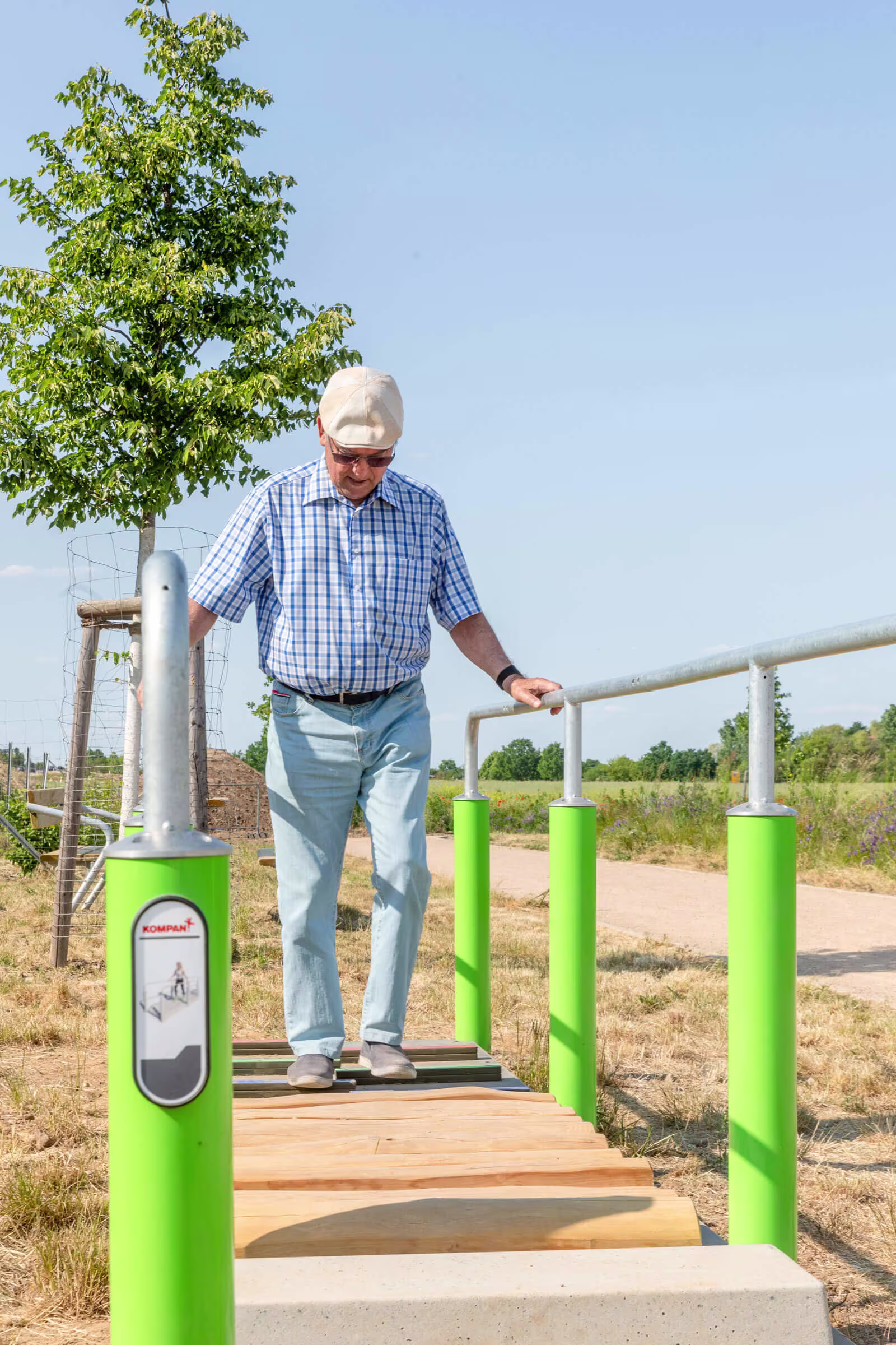 Senioren trainieren an einem Gerät im Freien