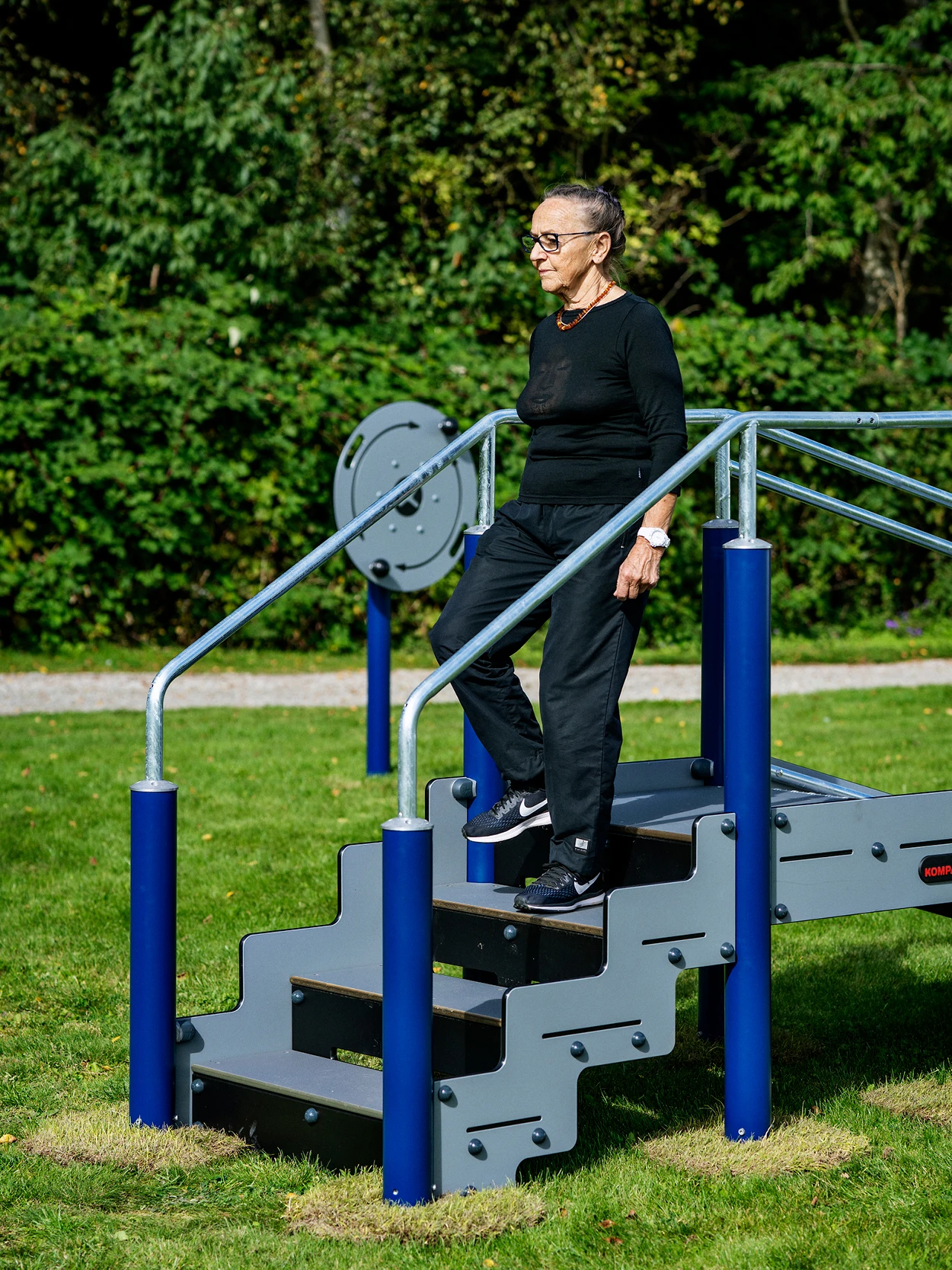 senioren trainen in een fitnessruimte in de buitenlucht