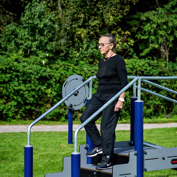 야외 체육관에서 운동하는 노인들