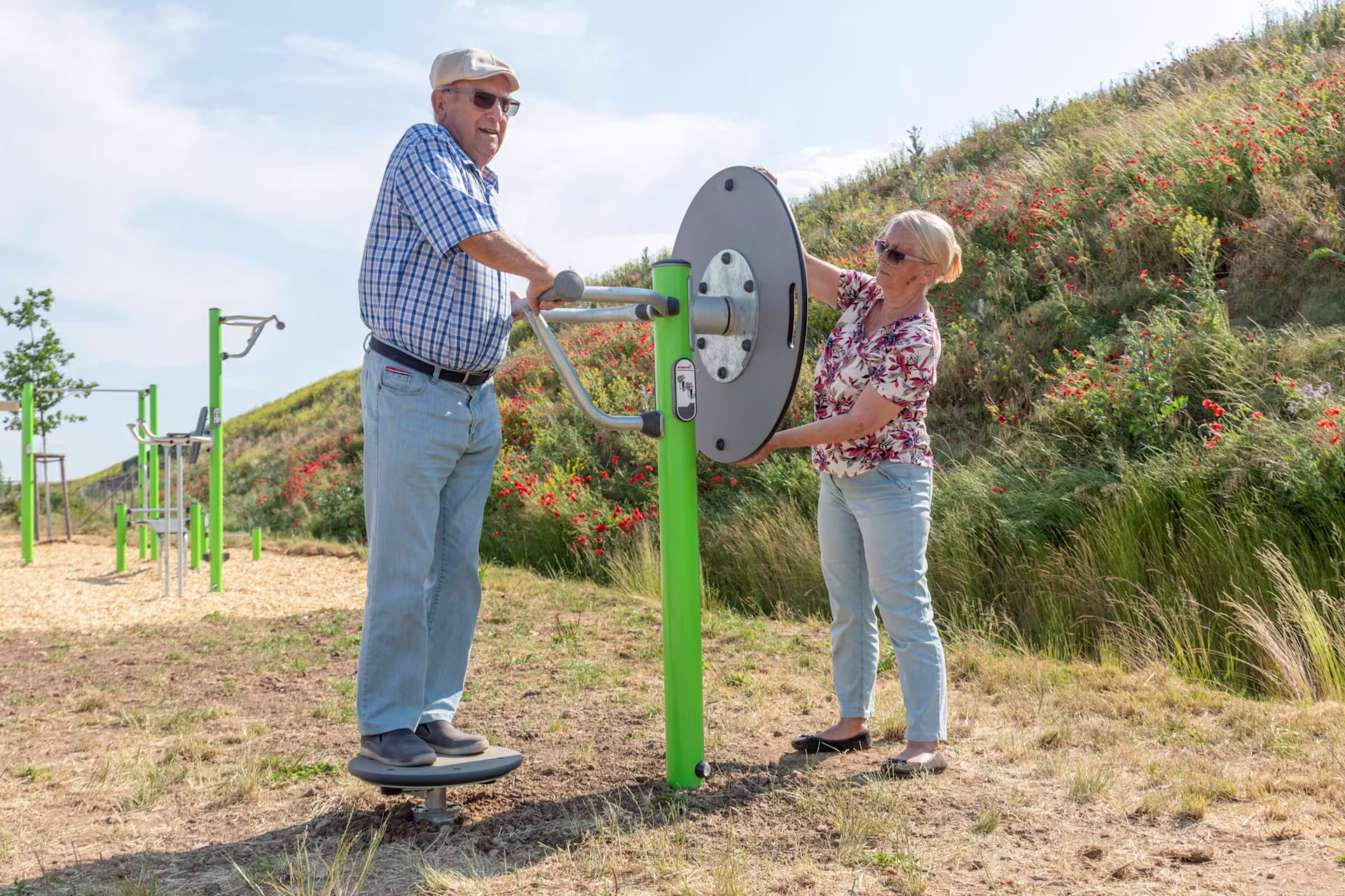 Ältere Menschen trainieren auf einem Seniorenspielplatz