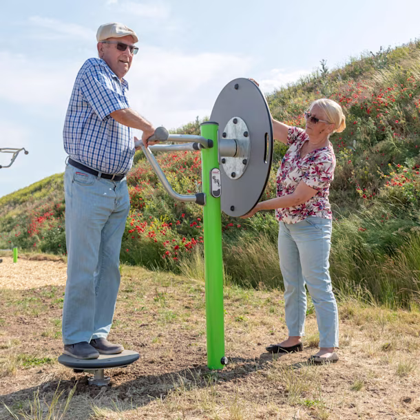 Ältere Menschen trainieren auf einem Seniorenspielplatz