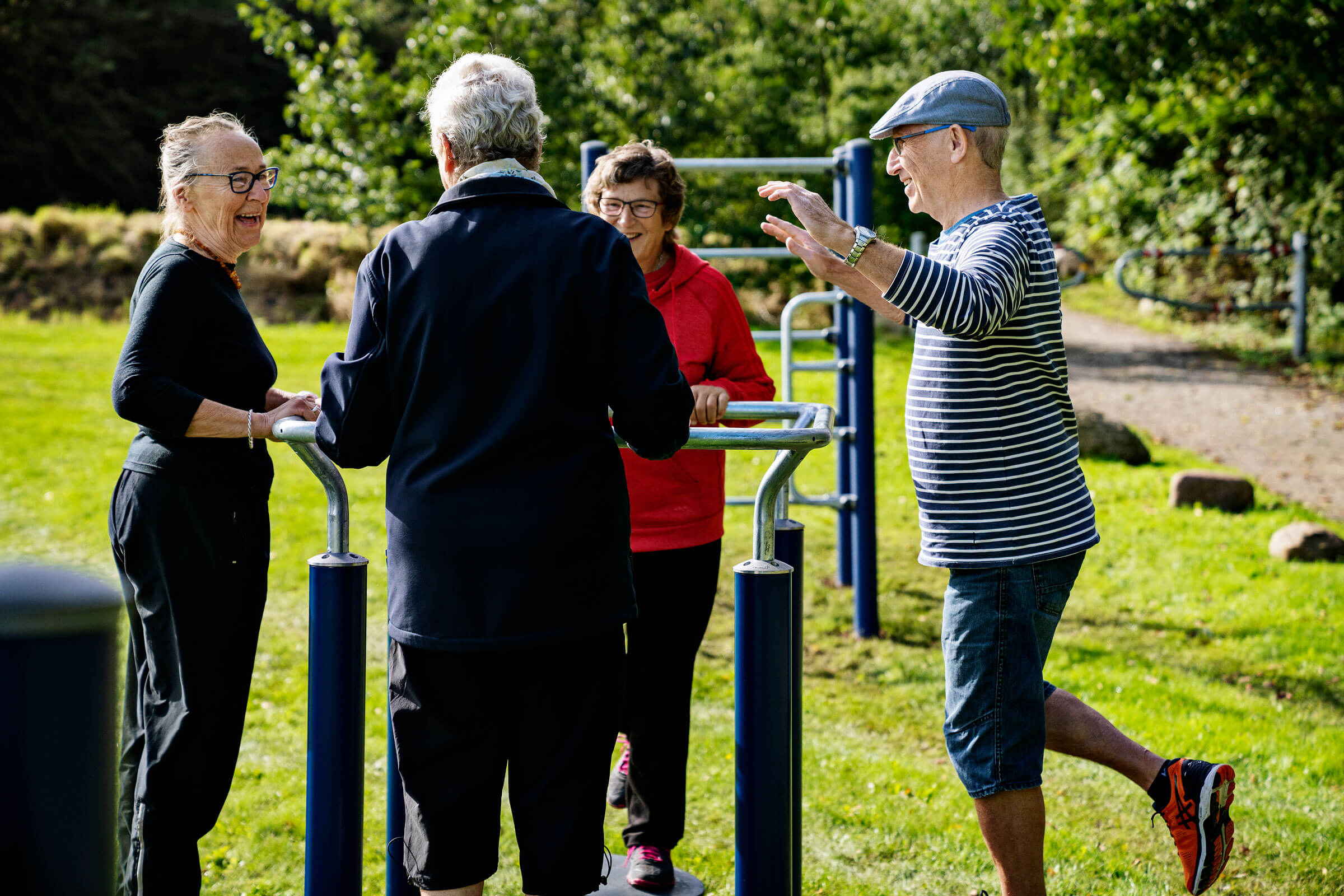 노인 놀이터에서 운동하는 노인들