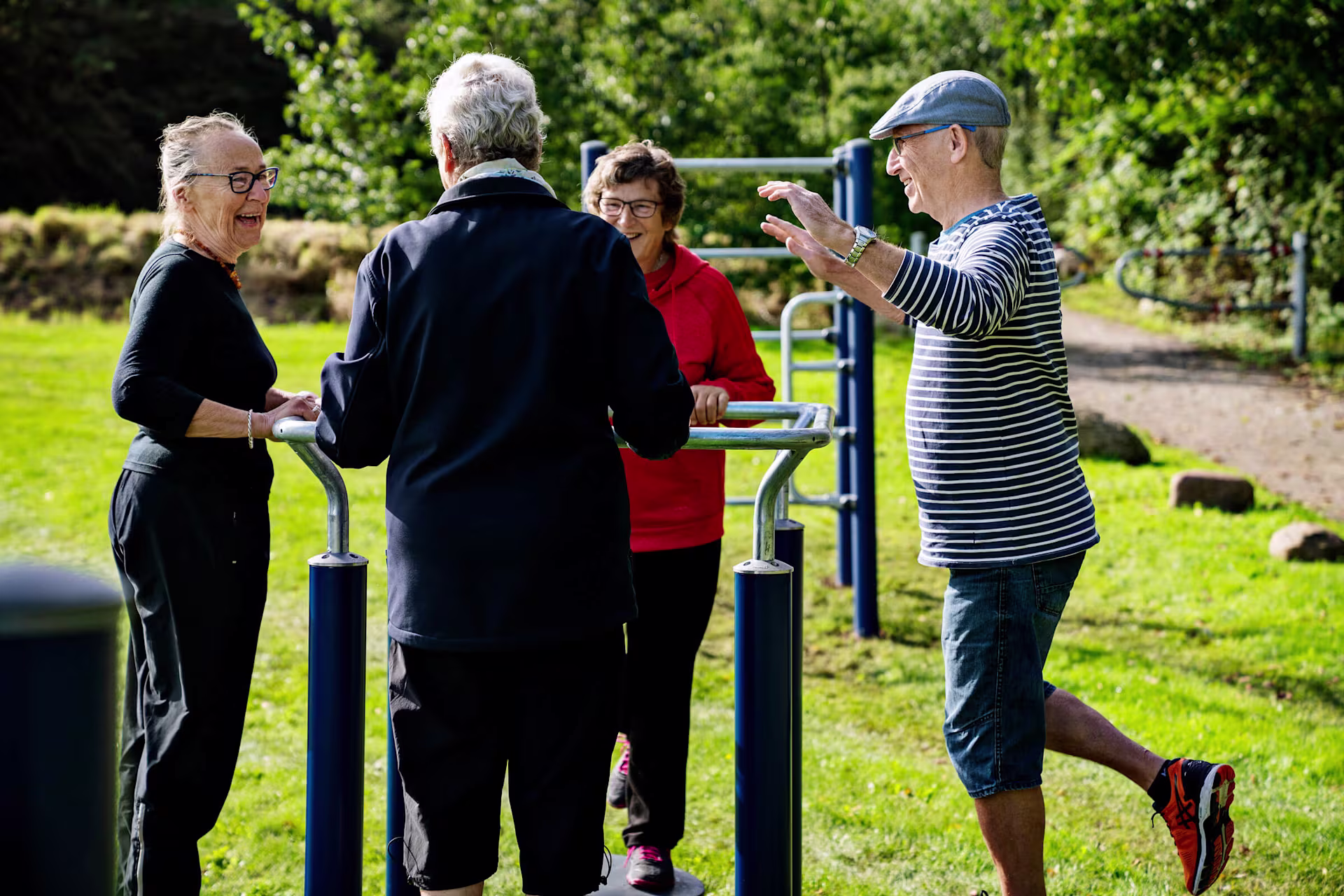 Mayores ejercitándose en un parque infantil para mayores