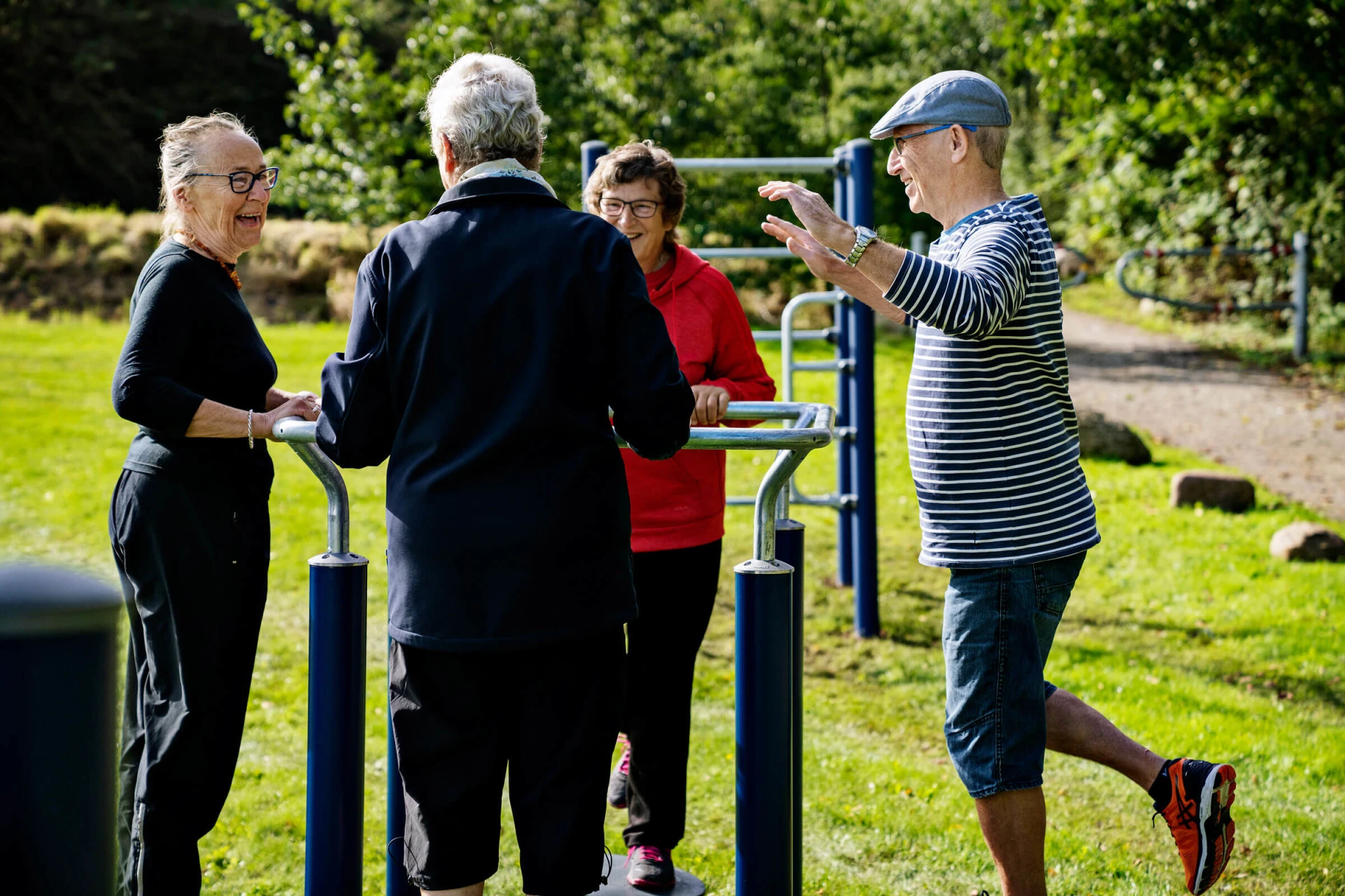 Anziani che si allenano in un parco giochi per anziani