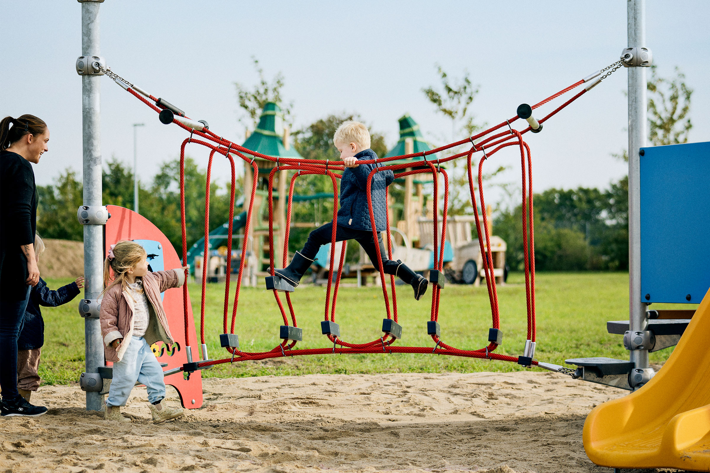 Playground climbing trails for young explorers - KOMPAN