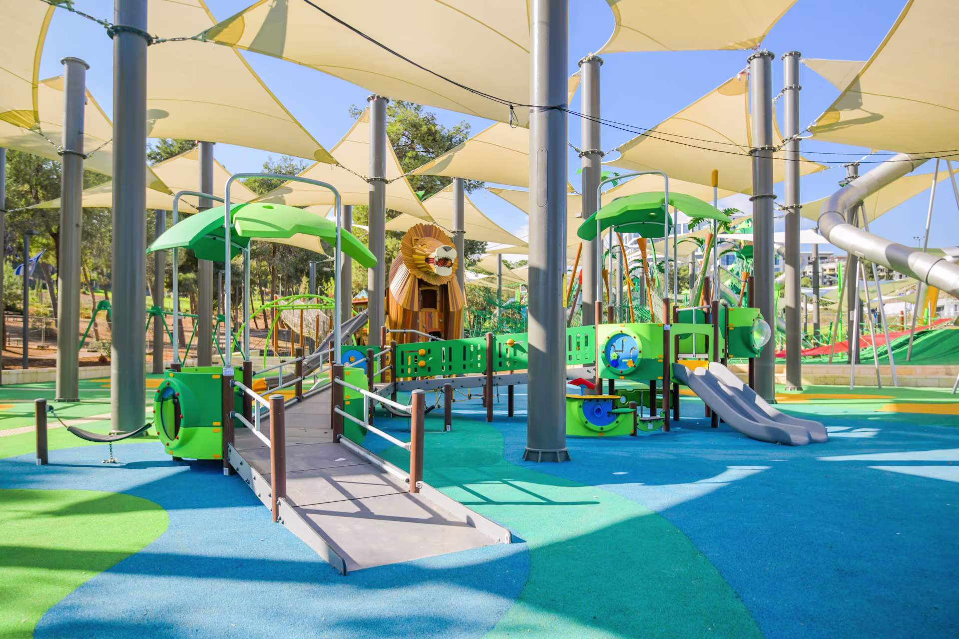 imagen de héroe de una niña deslizándose por un tobogán en un parque